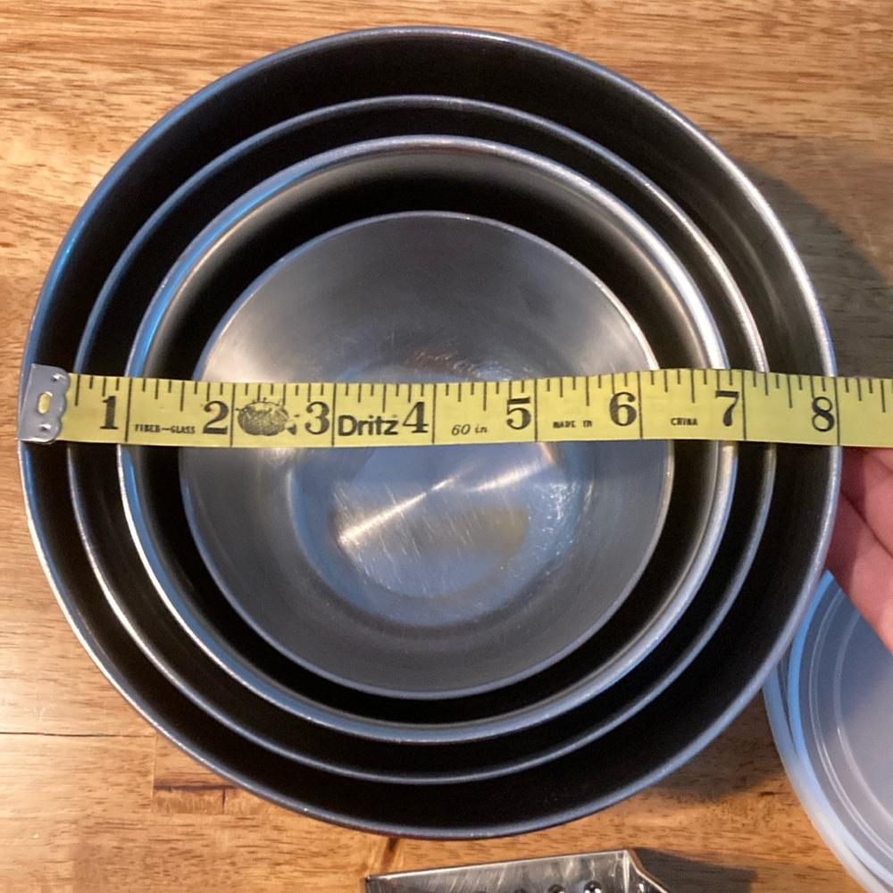 Mixing bowls with lids and food grader - Picture 6 of 7